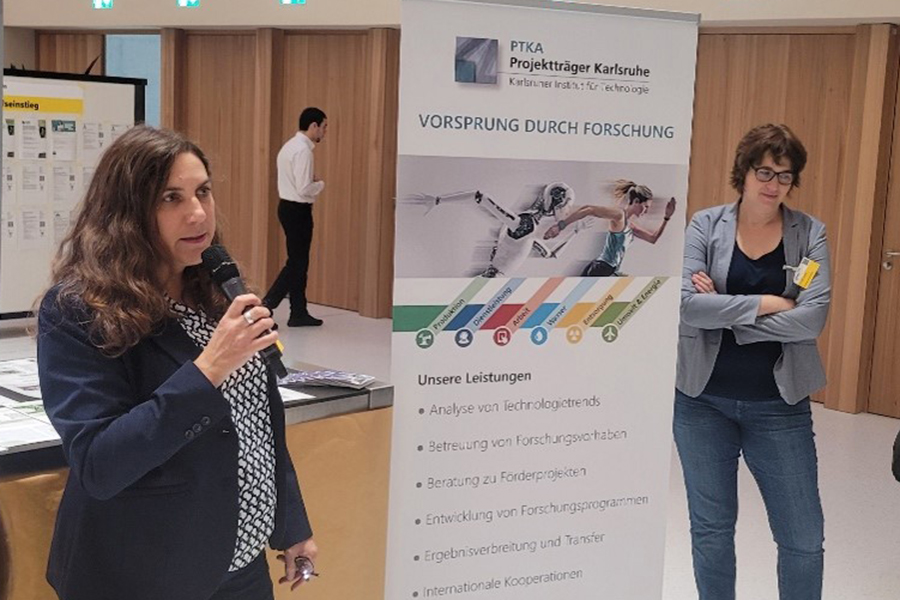 Eine Mitarbeiterin des PTKA erläutert die Leistungen und Fördermöglichkeiten des PTKA Messestand des PTKA beim 13. Ressourceneffizienz- und Kreislaufwirtschaftskongress Baden-Württemberg.