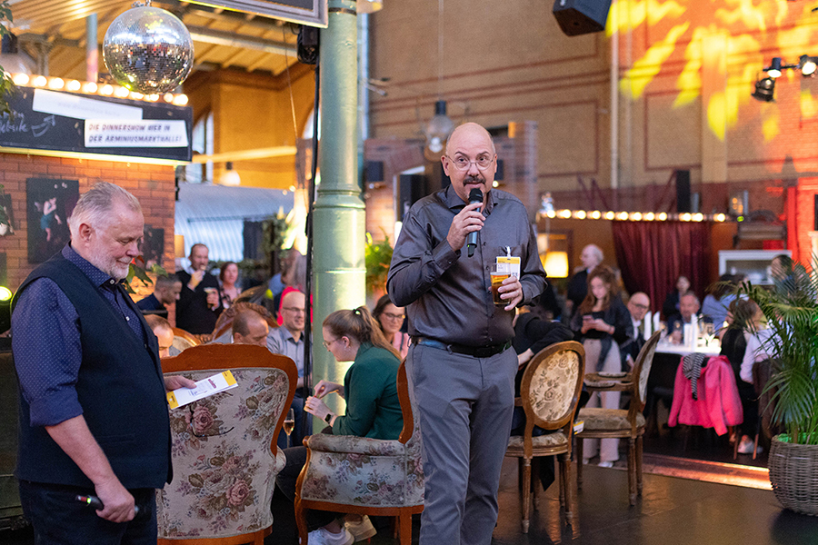  Projektträger Tag 2024 Teilnehmende im Austausch beim Abendevent in der Markthalle