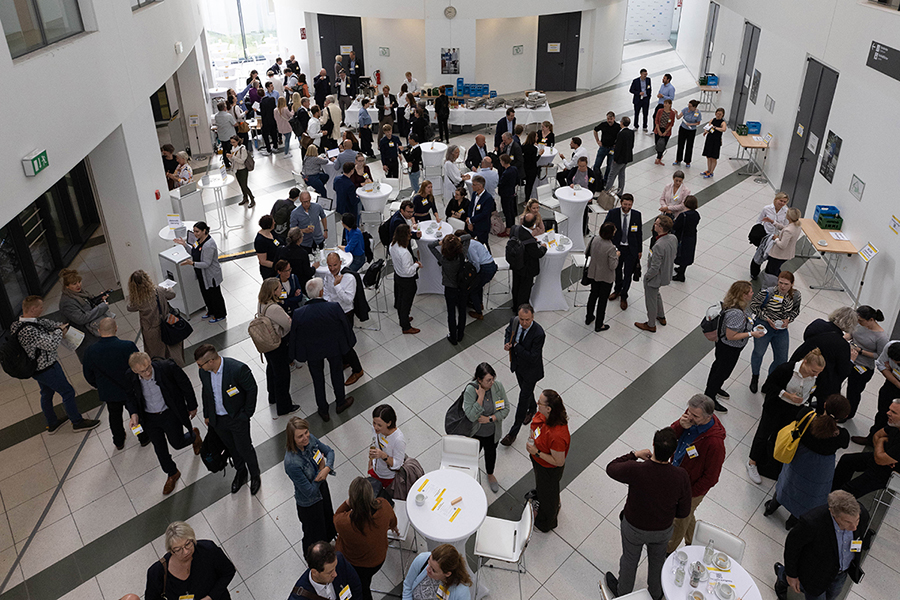 Projektträger Tag 2024 Teilnehmende im Austausch im Foyer